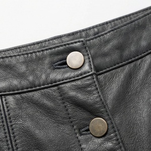 Mini-jupe trapèze taille haute en cuir véritable pour femme, noire unie, style moto avec boutons sur le devant - Product Image 4