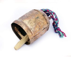 Campana Metálica Tradicional para Colgar en la Pared con Cinta Colorida, Adorno Navideño Decorativo para Interiores - Product Image 2
