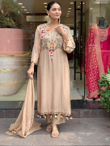 Robe Anarkali en coton beige brodée avec des détails, pour femme, tenue traditionnelle indienne et pakistanaise, longueur au sol, coupe ample - Product Image 2