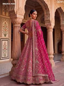 Ensemble de lehenga rose bonbon en satin de soie avec broderie paon, travail Dori et strass, pour femme - Collection mariage - Product Image 3