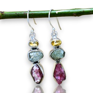 Boucles d'oreilles pendantes bohèmes faites à la main en argent sterling 925 véritable de haute qualité avec pierres précieuses brutes naturelles multi-tourmalines pour mariage - Product Image 1