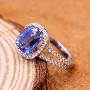 Bague en or blanc 18 carats avec saphir bleu naturel taille coussin et halo de diamants, à double sangle, Memoria Jewels, vente en gros - Product Image 4