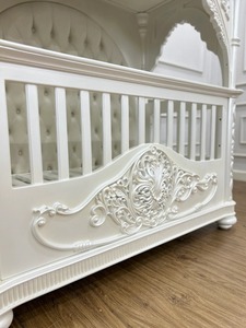 Lit bébé classique de luxe en bois massif sculpté à la main, design royal, mobilier de chambre d'enfant, fabricant de lits bébé élégants - Product Image 6