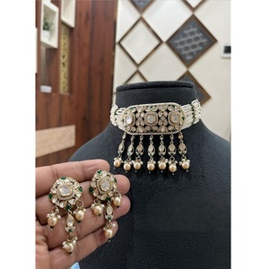 Precioso conjunto de collar y aretes con perlas de moissanita de calidad premium con acabado dorado, ideal para bodas, colección para mujer. - Product Image 1