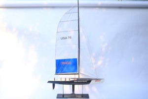 เรือใบอเมริกันทำมือจากไม้ รุ่น B.M.W ORACLE RACING สำหรับตกแต่งบ้านบนโต๊ะ ของขวัญคริสต์มาส หรือของขวัญทางธุรกิจ - Product Image 2