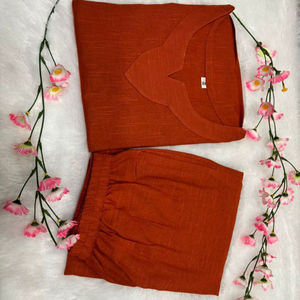 Ensemble coordonné femme en coton slub orange rouille, comprenant un haut uni à col rond et un pantalon palazzo à manches trois quarts, entièrement cousu, style ethnique. - Product Image 1