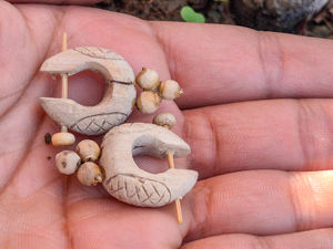 Pendientes Hechos a Mano con Tulsi Natural, Joyería Espiritual, Accesorios de Moda Étnica Ligeros, Unisex, Forma de Candado - Product Image 2