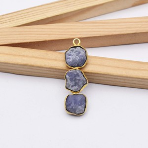 Colgante de Cristal de Tanzanita con Tres Piedras |   Gema de Violeta Azul Cruda con Engaste de Bisel |   Joyería de Amor Espiritual - Product Image 1