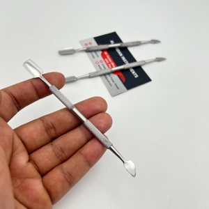 Pousse-cuticules professionnel jetable en métal argenté hautement poli, double usage 2-en-1, pour manucure et élimination des peaux mortes - Product Image 2