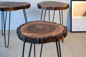 Table basse en noyer noir, modèle Midnight Walnut, avec bord naturel et plateau en tronc de noyer ancien, artisanale - Product Image 2