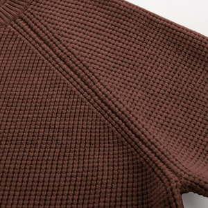 Prix d'usine – Pull Henley gaufré à manches raglan marron personnalisé pour hommes – Tricot de haute qualité en gros OEM ODM - Product Image 4