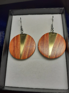 Boucles d'oreilles rondes incrustées de bois d'acacia et de laiton à la mode, parfaites pour les mariages, les fêtes, les cadeaux, les anniversaires et les fiançailles - Product Image 3