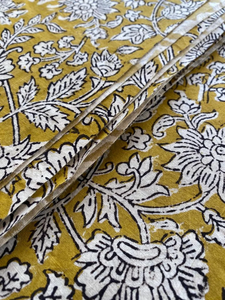 Tela de algodón estampada a mano con motivos florales Buti, material de algodón suave hecho a mano en India para confección de vestidos. - Product Image 2