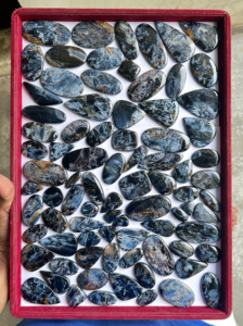 Lot de pierres précieuses Pietersite bleu naturel 100% pierres précieuses en vrac de haute qualité nouveau Stock à vendre ARHAN GEMS 100g quantité minimale de commande 5-10g - Product Image 2