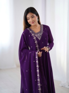 ชุดเดรส Anarkali ผ้าจอร์เจตต์เนื้อหนาปักลายลูกปัดและงานปักดิ้นทอง พร้อมผ้าคลุมไหล่แบบ Latkan ขนาดใหญ่ 6 ครึ่งเมตร และกางเกงขายาว - Product Image 3