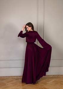 Robe longue en satin bordeaux pour femme, manches longues, col en V, fente haute, traîne fluide, élégante pour soirée, fête ou invitée de mariage - Product Image 4