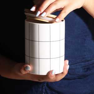 Boîte de rangement en métal contemporaine avec couvercle en bois pour l'organisation de la cuisine et du garde-manger à la maison et le stockage des aliments - Product Image 1
