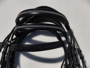 Artículos ecuestres de cuero: Brida de cuero con cejeras y correa de nariz acolchada con accesorios de acero inoxidable. - Product Image 2