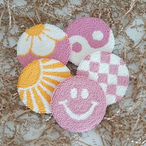 แผ่นรองแก้วถักมือลายดอกไม้หน้ายิ้มรูปพระอาทิตย์ ทำจากเส้นด้ายฝ้ายกลม ดูดซับน้ำได้ดี ใช้ป้องกันโต๊ะอาหารในห้องรับประทานอาหาร - Product Image 1