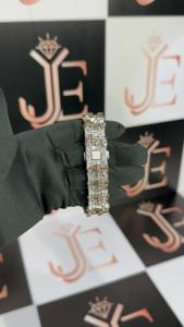 Reloj Digital de Lujo con Movimiento Ronda, Cristal y Caja de Acero, Resistente al Agua 10 Bar, con Moissanita de 50 CT y Diamantes Tallados, para Hombre y Mujer - Product Image 4