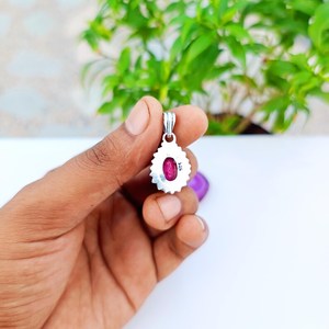 Pendentif artisanal en zoïsite rubis rouge, serti en argent sterling, bijou élégant pour femme et enfant, cadeau raffiné - Product Image 4