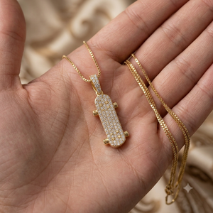 Colgante de Moda de Oro Sólido de 10K con Moissanita de Corte Brillante, Diseño Único Personalizado, Geométrico Minimalista, con Motivos Deportivos de Skateboard - Product Image 4