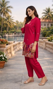 Conjunto de Kurti y Pantalón de Algodón y Seda Bordado para Mujer – Ropa Étnica de Diseño con Puntada de Cadena - Product Image 4