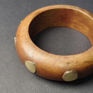 Bracelet en bois épais et arrondi avec clous circulaires surdimensionnés en laiton, style punk, bijoux ethniques faits à la main, haute durabilité - Product Image 5