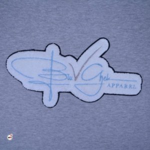 เสื้อเจอร์ซีย์ผ้าฝ้าย 100% สำหรับฤดูหนาว ขายส่ง แห้งเร็ว เป็นมิตรกับสิ่งแวดล้อม ระบายอากาศได้ดี แขนปกติ สีเทา ปักลายด้านหน้า คอกลม สำหรับผู้ชาย - Product Image 4