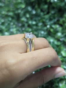 Bague de fiançailles et d'anniversaire de luxe en or jaune 14K plaqué rhodium avec halo double et diamant de laboratoire de 3,03 carats - Product Image 4