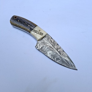 Cuchillo de Caza y Camping de Acero de Damasco con Patrón de Plumas Hecho a Mano, Hoja Fija con Mango de Hueso y Madera Pakka - Product Image 1