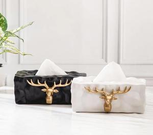 Caja de pañuelos de cerámica Glam con diseño de cabeza de ciervo dorada, soporte para servilletas independiente en blanco y negro - Product Image 1