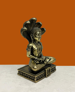 Statue artisanale en laiton de Mahaveer Ji de Sheshnag par Nirmala Handicrafts |   Idole de dieu jain à finition antique pour la décoration de table ou de temple domestique - Product Image 3