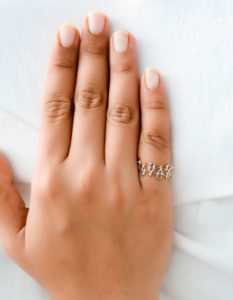 Tiara de Tanzanita Lavender Twilight: Anillo de banda llamativo de oro de 18 quilates con marquesa y circonitas redondas festoneadas - Product Image 4
