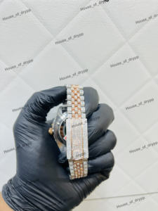 Reloj de pulsera de acero inoxidable con esfera verde de moissanita y diamantes, estilo hip hop, premium, con fecha y números arábigos. - Product Image 3