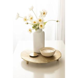 Plateau de rangement minimaliste doré à un seul niveau sur pied, avec bord ondulé organique et design sculpté, pour l'organisation de la salle de bain ou du bureau - Product Image 6