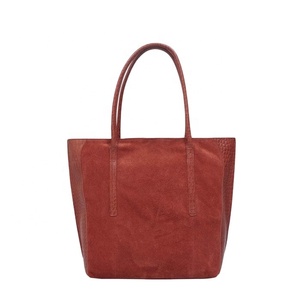 กระเป๋าโท้ทหนังกลับคุณภาพเยี่ยมพร้อมการจับคู่หนังแท้ลายจระเข้ขัดเงาผู้ผลิตชั้นนำของอินเดีย - Product Image 6