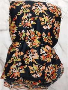 Tissu satiné imprimé de haute qualité aux couleurs vives pour vêtements de fête ou tenues festives et collections de créateurs en vente - Product Image 2