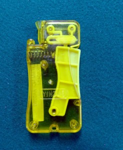 Enfile-aiguille automatique AA0190 | Enfile-aiguille automatique en plastique, accessoire de couture, forme carrée orange, pratique pour la couture - Product Image 1