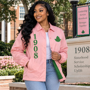 Chaqueta Universitaria Rosa para Mujer Alpha Kappa Alpha, Logotipo Verde 1908, Chaqueta Cortavientos de Primavera, Manga Larga, Cuello Camisero - Product Image 2