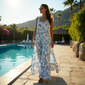 Vestido maxi de alta calidad sin mangas para damas con escote redondo transpirable y diseño escalonado de línea A estampado de vid azul blanco - Product Image 2