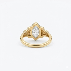 Bague de fiançailles en or 14 carats avec diamant de laboratoire taille marquise, style Mid-Century Modern, bague solitaire audacieuse, bague signet sculpturale à sertissage bypass - Product Image 2