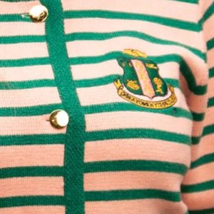AKA เสื้อคาร์ดิแกนลายทางผู้หญิง เสื้อสเวตเตอร์ถักติดกระดุมด้านหน้า ลายทางสีชมพูสีเขียว สไตล์พรีปปี้ ลำลอง เก๋ไก๋ ใส่สบาย - Product Image 3
