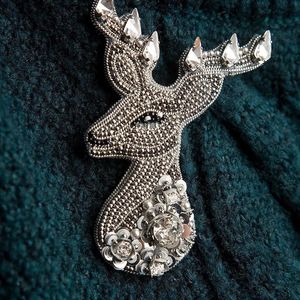 Broche Bordado a Mano con Cuentas para un Estilo Moderno, Pin de Lujo Hecho a Mano con Diseño de Bordado Intrincado - Product Image 6