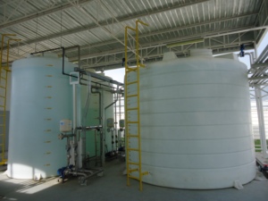 Grand réservoir d'eau en polyéthylène noir avec échelle jaune et garde-corps de sécurité pour équipement de stockage de produits chimiques - Product Image 4