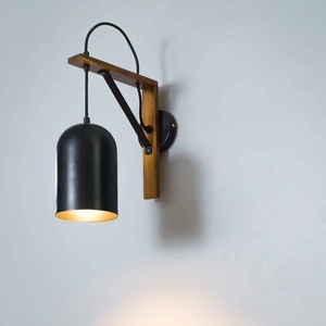 Applique murale moderne à brancher avec un bras en métal noir incliné et un abat-jour en cuivre chaud, conçue pour une éclairage de travail ciblée. - Product Image 1