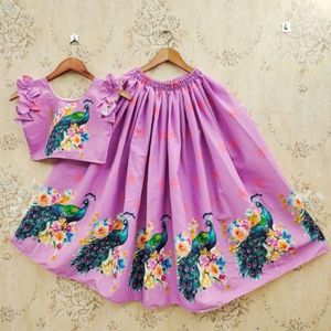 Ensemble Lehenga en twill imprimé numérique et soie chinon, entièrement cousu, prêt-à-porter, pour mariages et événements festifs, prix de gros - Product Image 4