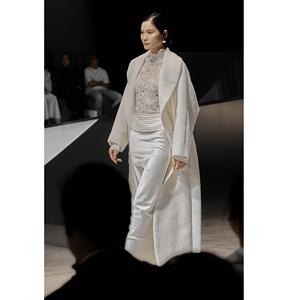 Nouveaux vêtements pour femmes, hauts élégants, chemisier ODM GISELLE TOP, écologique, 92% POLYESTER 8% RAYON, hauts d'hiver pour femmes en provenance du Vietnam - Product Image 4