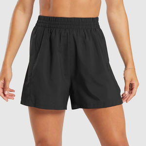 Shorts noirs pour femmes à taille élastique avec poches, séchage rapide, coupe sportive, style classique, tissu en polyester tricoté - Product Image 1
