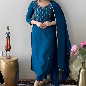 Ensemble Kurti et pantalon pour femme AK Fashion, en coton, imprimé romain, col en V, coupe ajustée, style indien, protection solaire, séchage rapide, haute qualité - Product Image 3